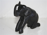 Elefant i sort resin. Husk gratis gave, hurtig og billig levering. Fås hos www.loveurhome.dk 